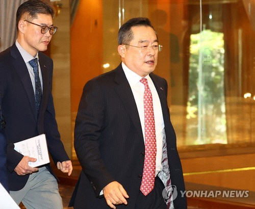 구자열 한국무역협회장이 지난 5월 8일 오전 서울 시내 한 호텔에서 열린 경제6단체장-기시다 후미오 일본 총리 간담회에 참석하고 있다 . 연합뉴스